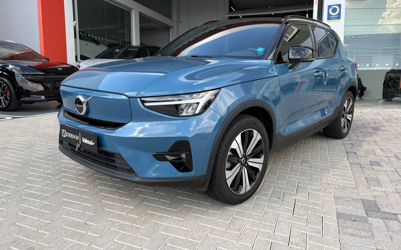 Volvo XC40 Recharge Plus (Elétrico) na cor Azul em Curitiba / PR - 947574