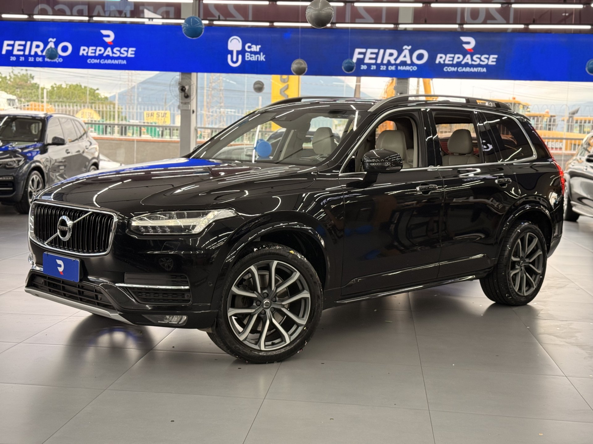 Volvo XC90 T-6 MOMENTUM 2.0 320cv 5P na cor Preto em Palhoça / SC - 947616
