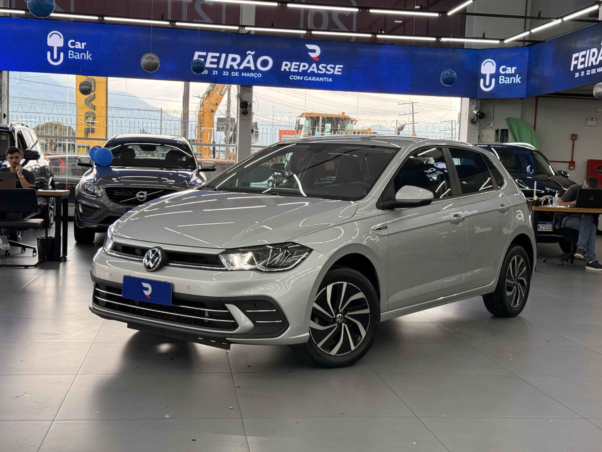 Volkswagen Polo Highline TSI 1.0 Flex 12V Aut. na cor Prata em Palhoça / SC - 947684