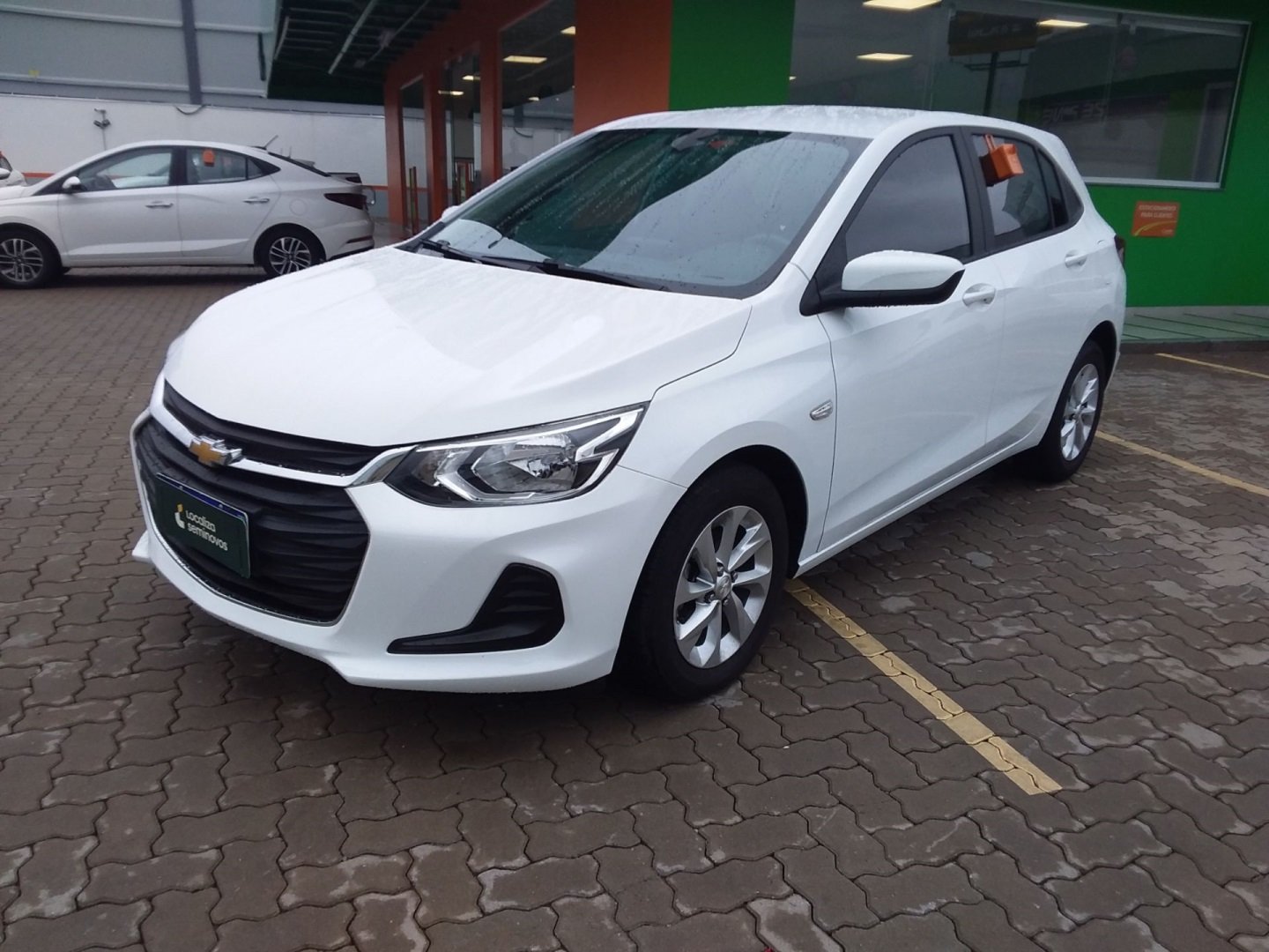 Chevrolet Onix HATCH SELEÇÃO 1.0 8V Flex 5p Mec. na cor Branco no Santa Cruz do Sul / RS - 950953