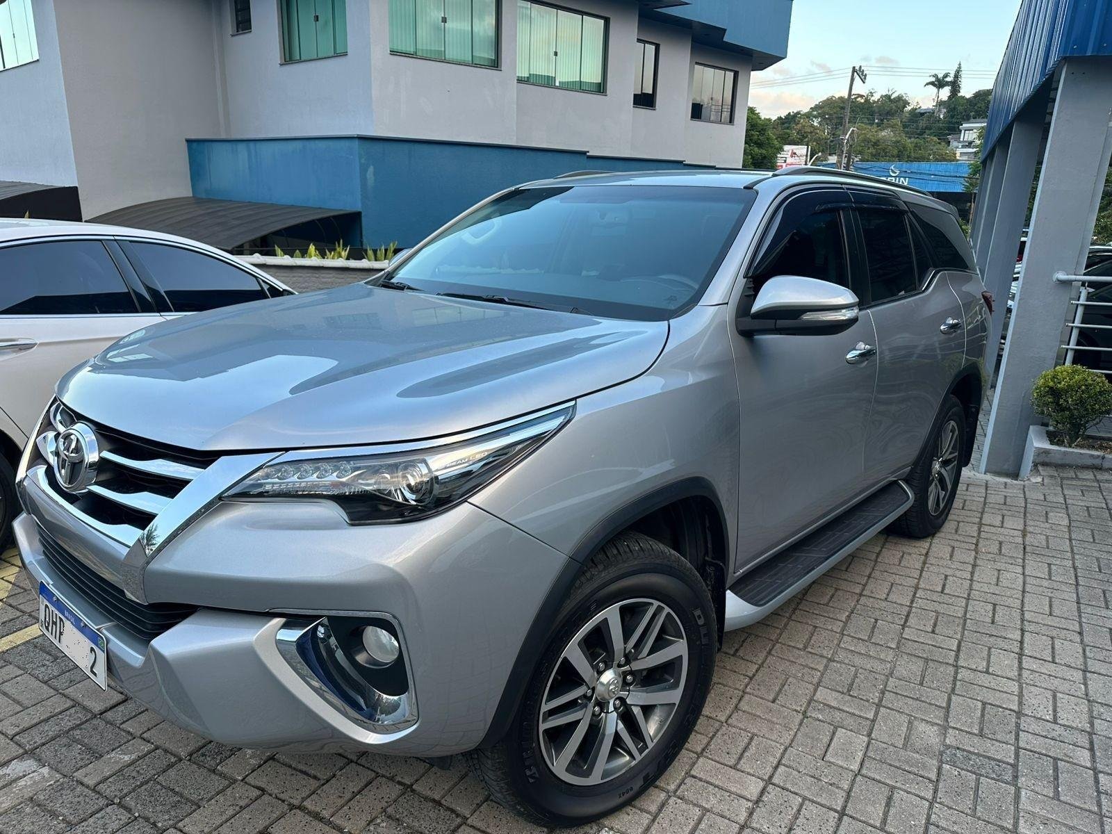 Toyota Hilux SW4 SRX 4x4 2.8 TDI 16V Dies. Aut. na cor Prata em Joinville / SC - 953260