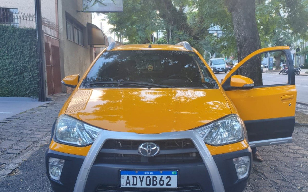 Toyota Etios CROSS 1.5 Flex 16V 5p Mec. na cor Amarelo em Curitiba / PR - 956683