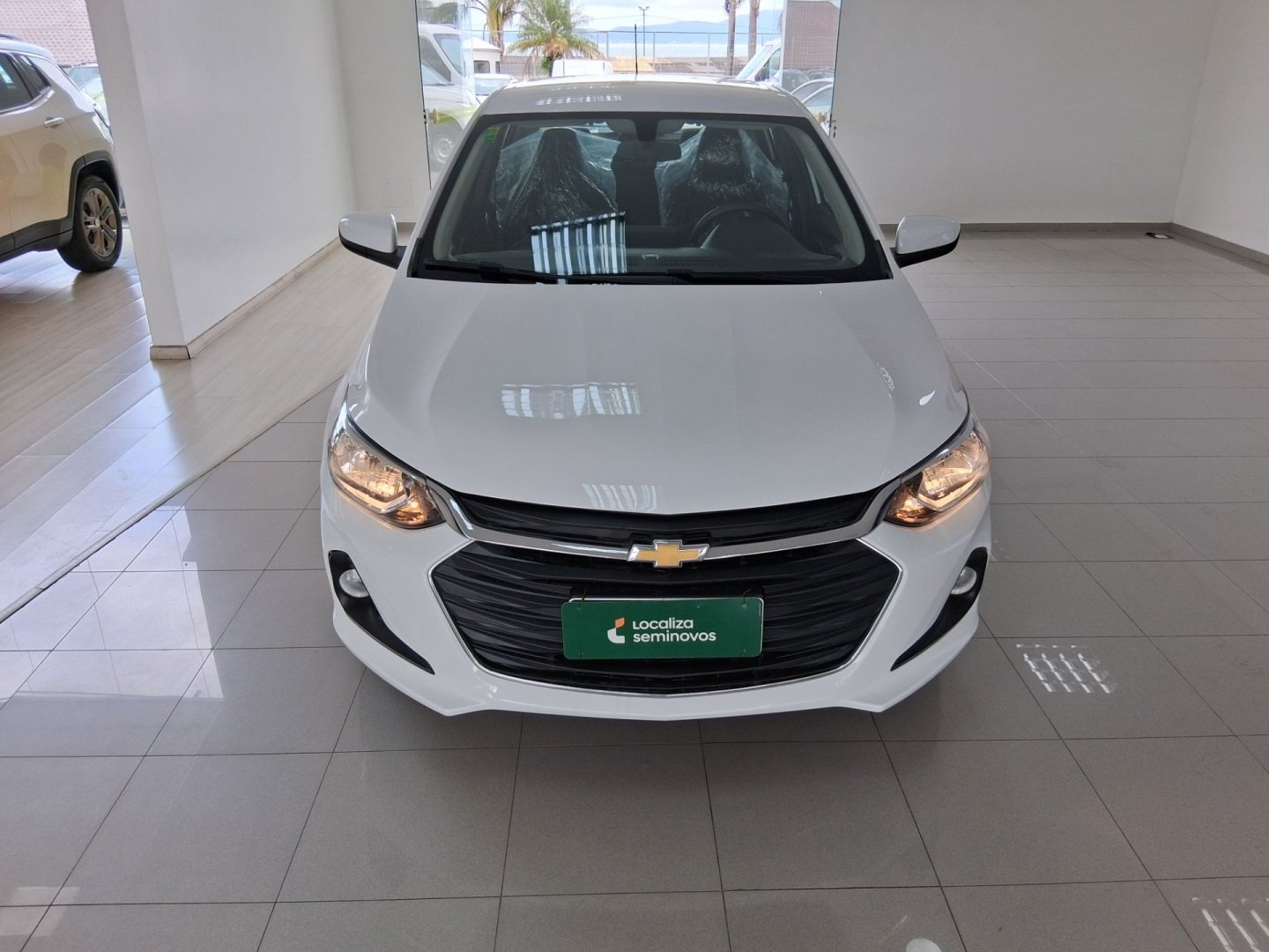 Chevrolet Onix HATCH LT 1.0 8V FlexPower 5p Mec. na cor Branco em Joinville / SC - 957563