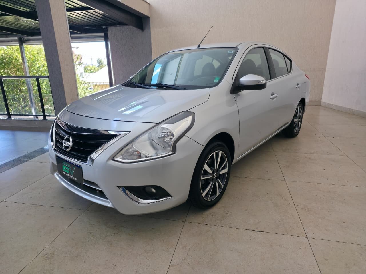 Nissan VERSA SL 1.6 16V FlexStart 4p Aut. na cor Prata em Ponta Grossa / PR - 958790