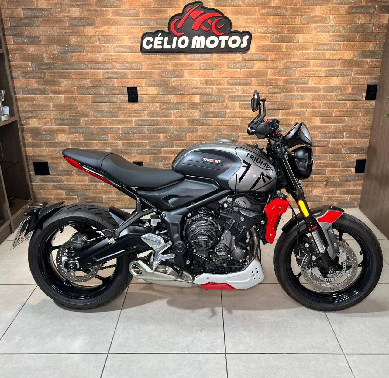 TRIUMPH TRIDENT 660  na cor Prata em Palhoça / SC - 959090