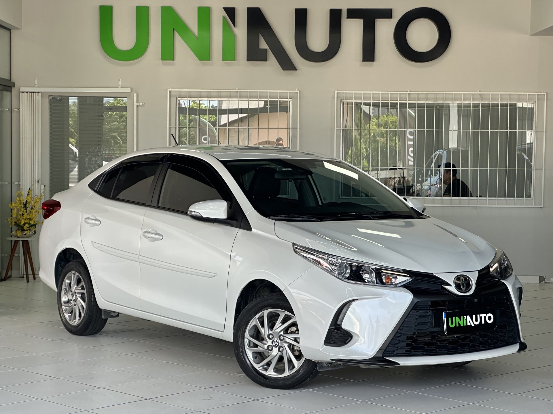 Toyota Yaris XS Sedan 1.5 Flex 16V 4p Aut. na cor Branco em Joinville / SC - 959191