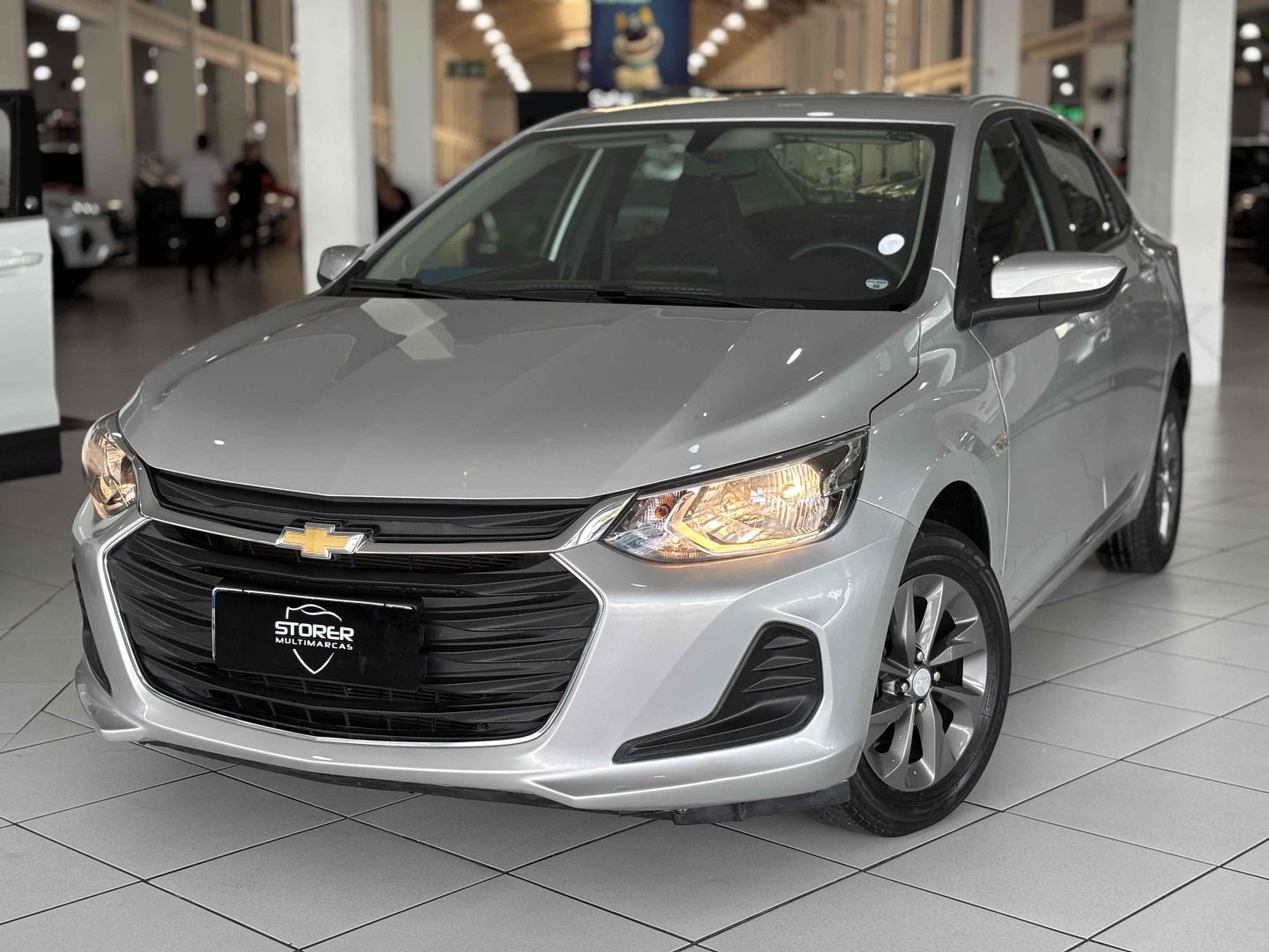 Chevrolet Onix HATCH LT 1.0 12V Flex 5p Mec. na cor Prata em Curitiba / PR - 959224