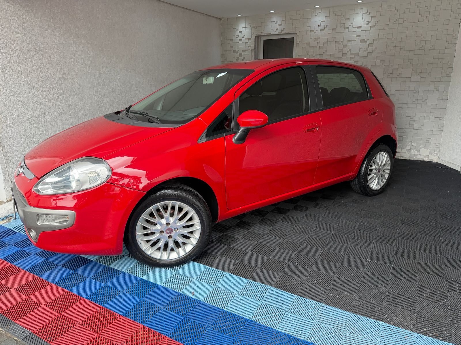 Fiat Punto ESSENCE 1.6 Flex 16V 5p na cor Vermelho em Curitiba / PR - 962008