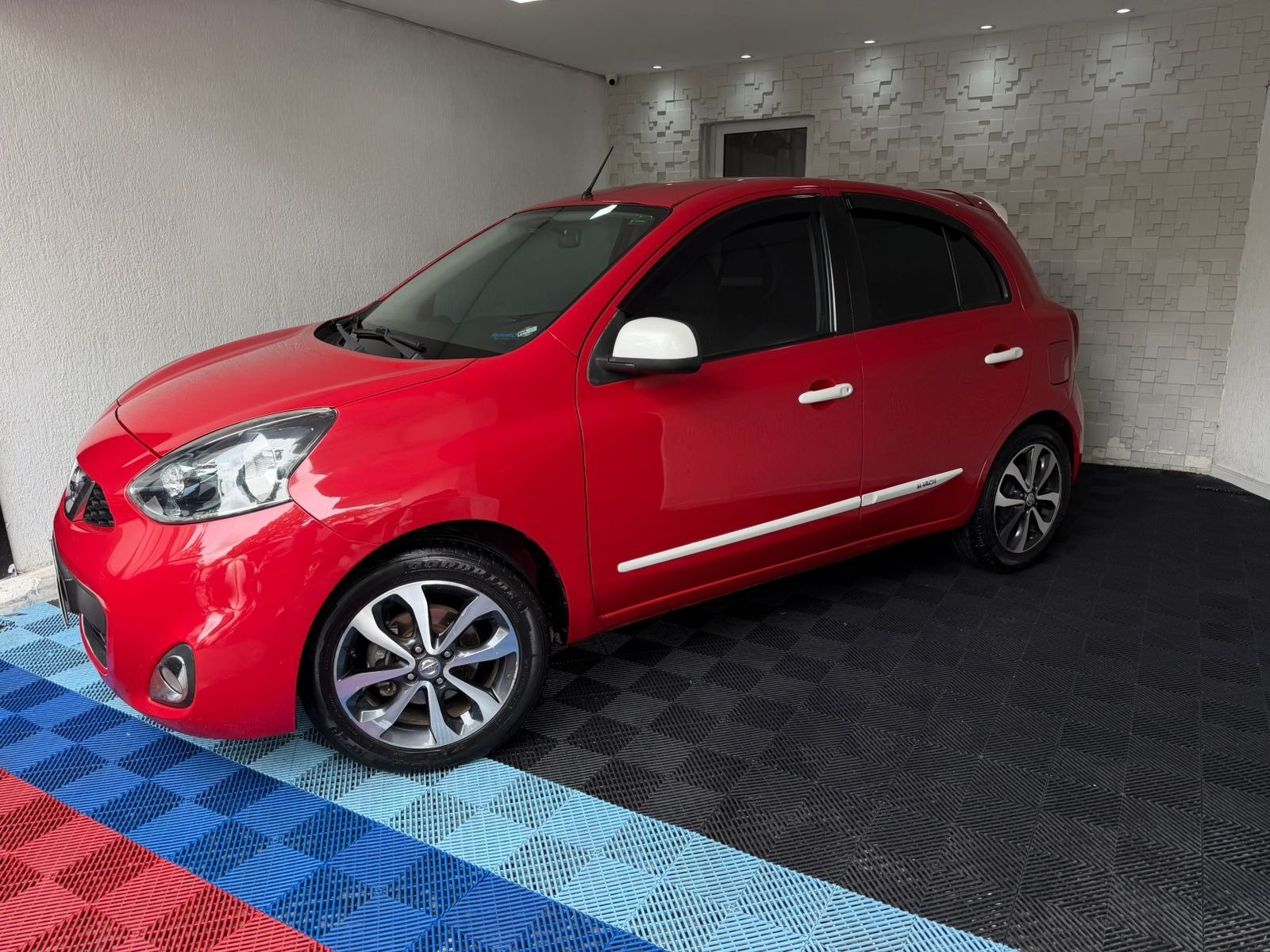 Nissan MARCH SL 1.6 16V FlexStart 5p Mec. na cor Vermelho em Curitiba / PR - 962020