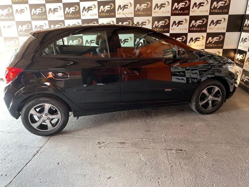 Chevrolet Onix HATCH LTZ 1.4 8V FlexPower 5p Mec. na cor Preto em Curitiba / PR - 962531