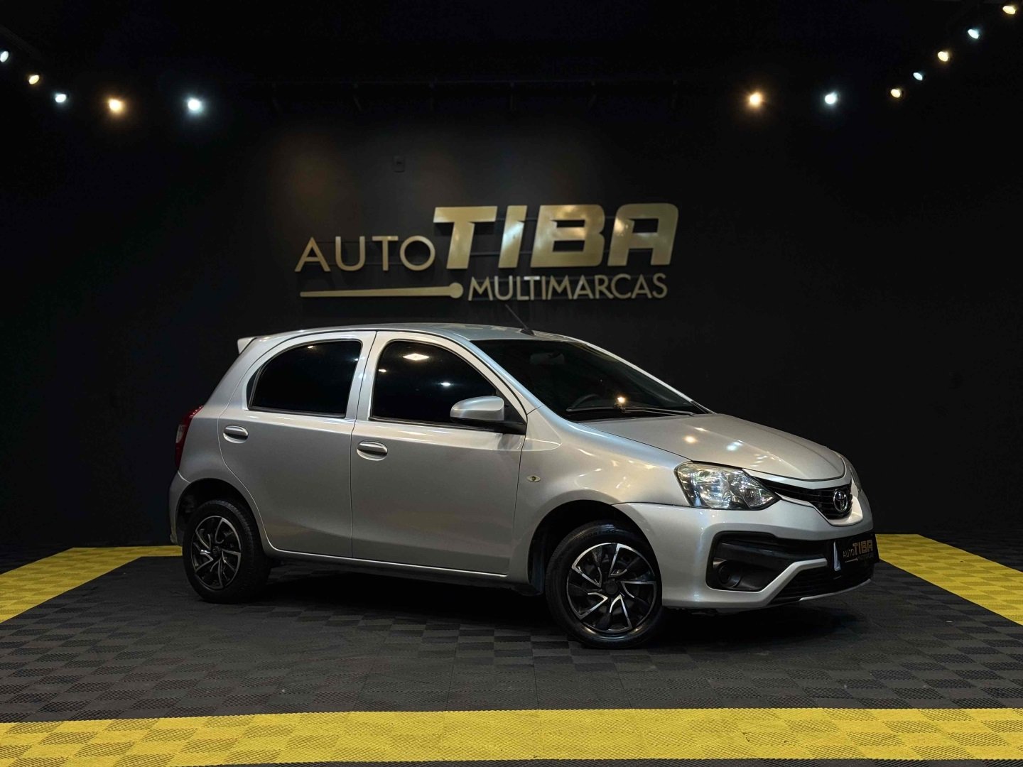 Toyota Etios X Sedan 1.5 Flex 16V 4p Mec. na cor Prata em Joinville / SC - 963223