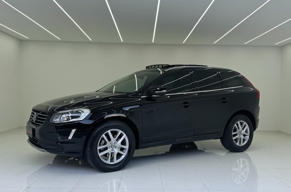 Volvo XC60 T-5 MOMENTUM 2.0 254cv AWD 5p na cor Preto em Curitiba / PR - 964818