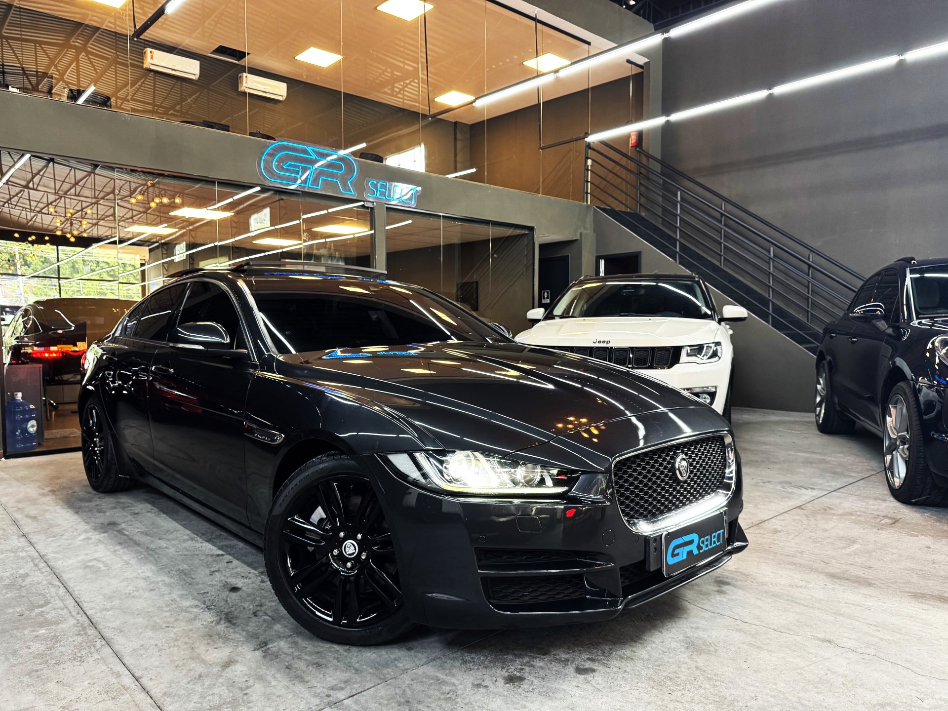 Jaguar XE 2.0 Turbocharged Pure 240cv Aut. na cor Cinza em Florianópolis / SC - 965117