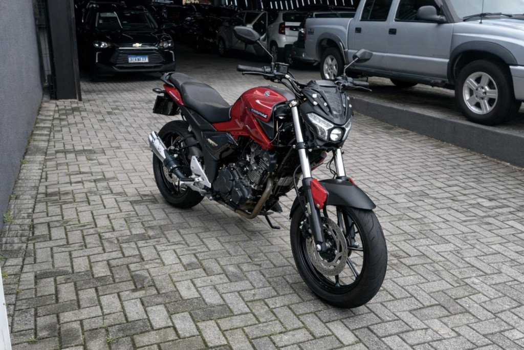 YAMAHA FZ15 150 FAZER CONNECTED FLEX  na cor Vermelho em Curitiba / PR - 967641