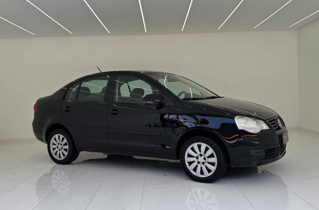 Volkswagen Polo Sedan 1.6 Mi 101cv 8V 4p na cor Preto em Curitiba / PR - 969781