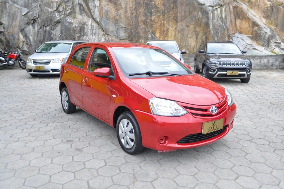 Toyota Etios X 1.3 Flex 16V 5p Mec. na cor Vermelho em Florianópolis / SC - 970082