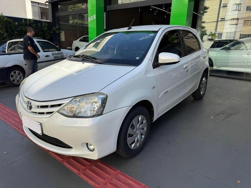 Toyota Etios XS 1.5 Flex 16V 5p Mec. na cor Branco em Londrina / PR - 970267