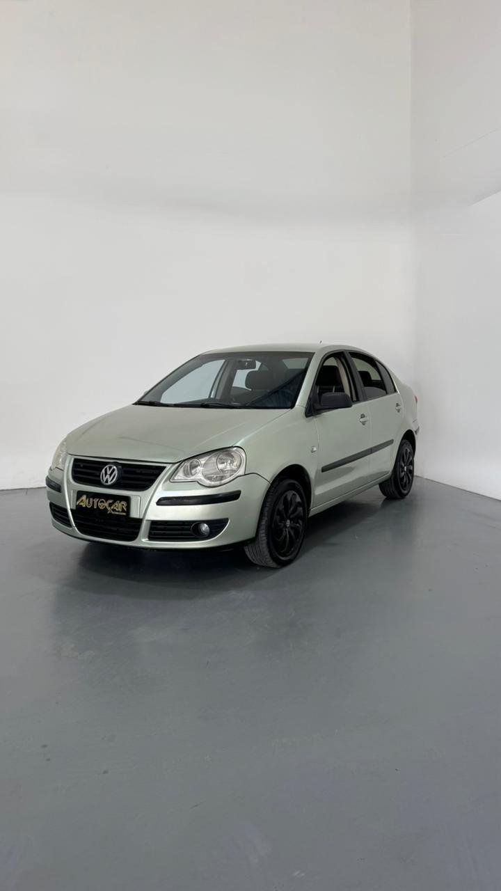 Volkswagen Polo Sedan 1.6 Mi 101cv 8V 4p na cor Verde em Jaraguá do Sul / SC - 970374