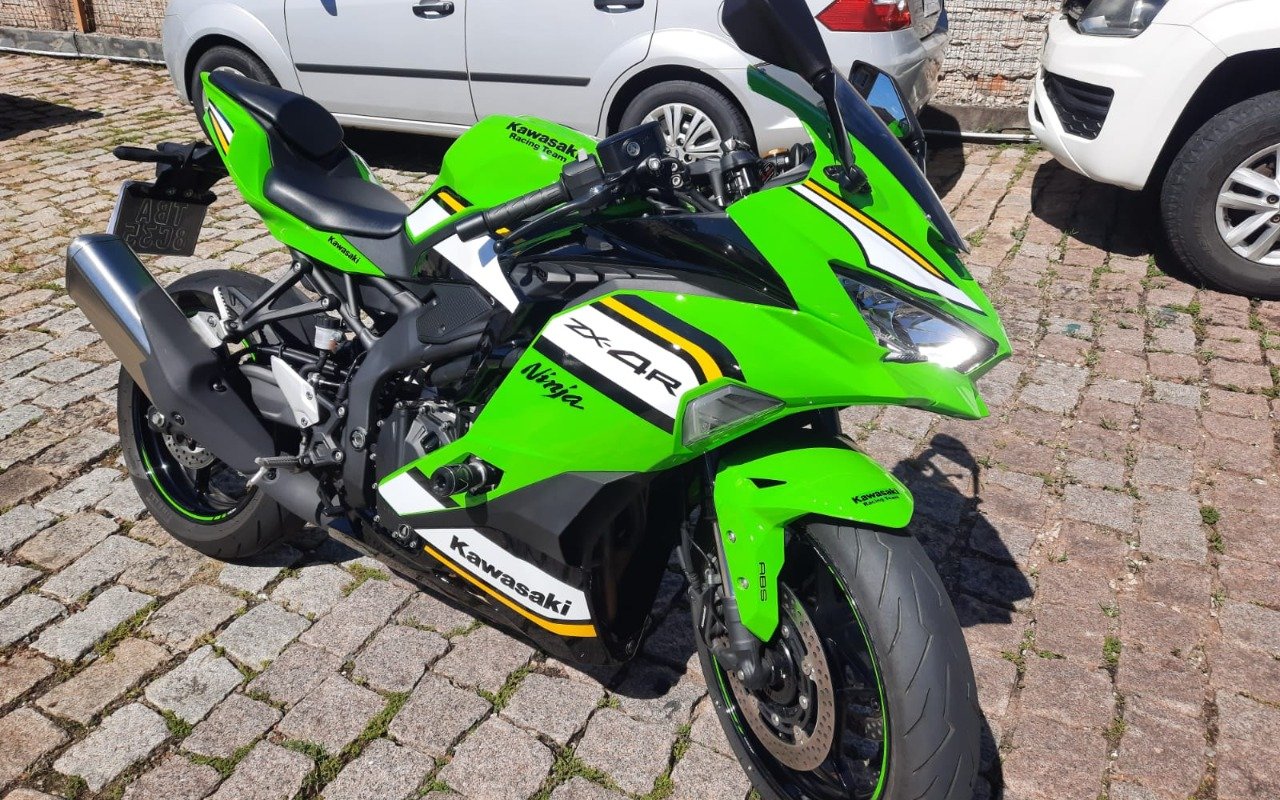 KAWASAKI NINJA ZX-4R  na cor Verde em Curitiba / PR - 971693