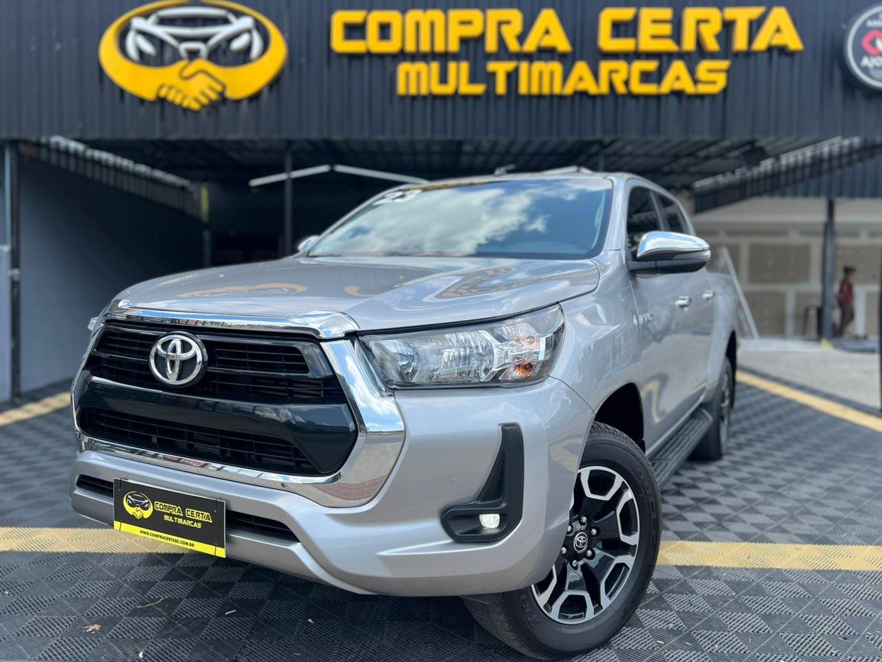 Toyota Hilux SW4 4x4 2.8 Diesel na cor Prata em Joinville / SC - 972504