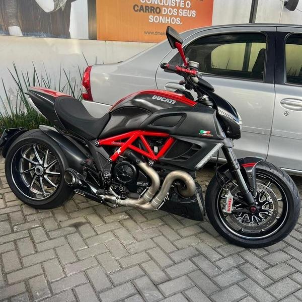 DUCATI DIAVEL 1198 Carbon  na cor Vermelho em Curitiba / PR - 973233