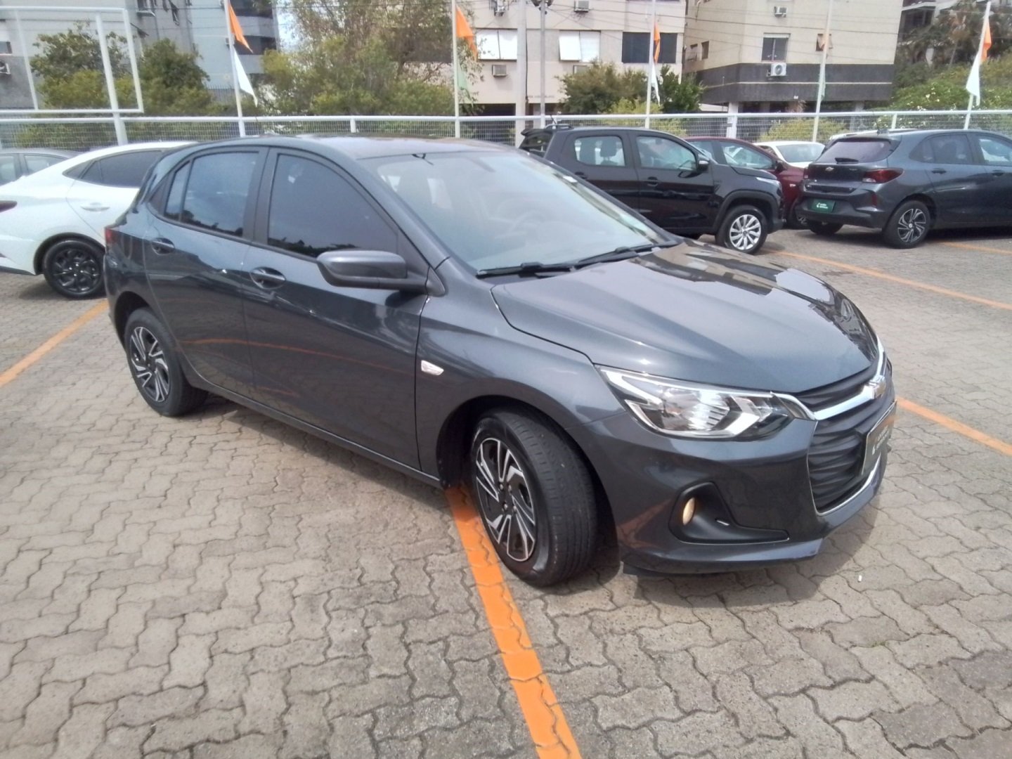 Chevrolet Onix HATCH LT 1.0 12V TB Flex 5p Mec. na cor Cinza no Porto Alegre / RS - 974088