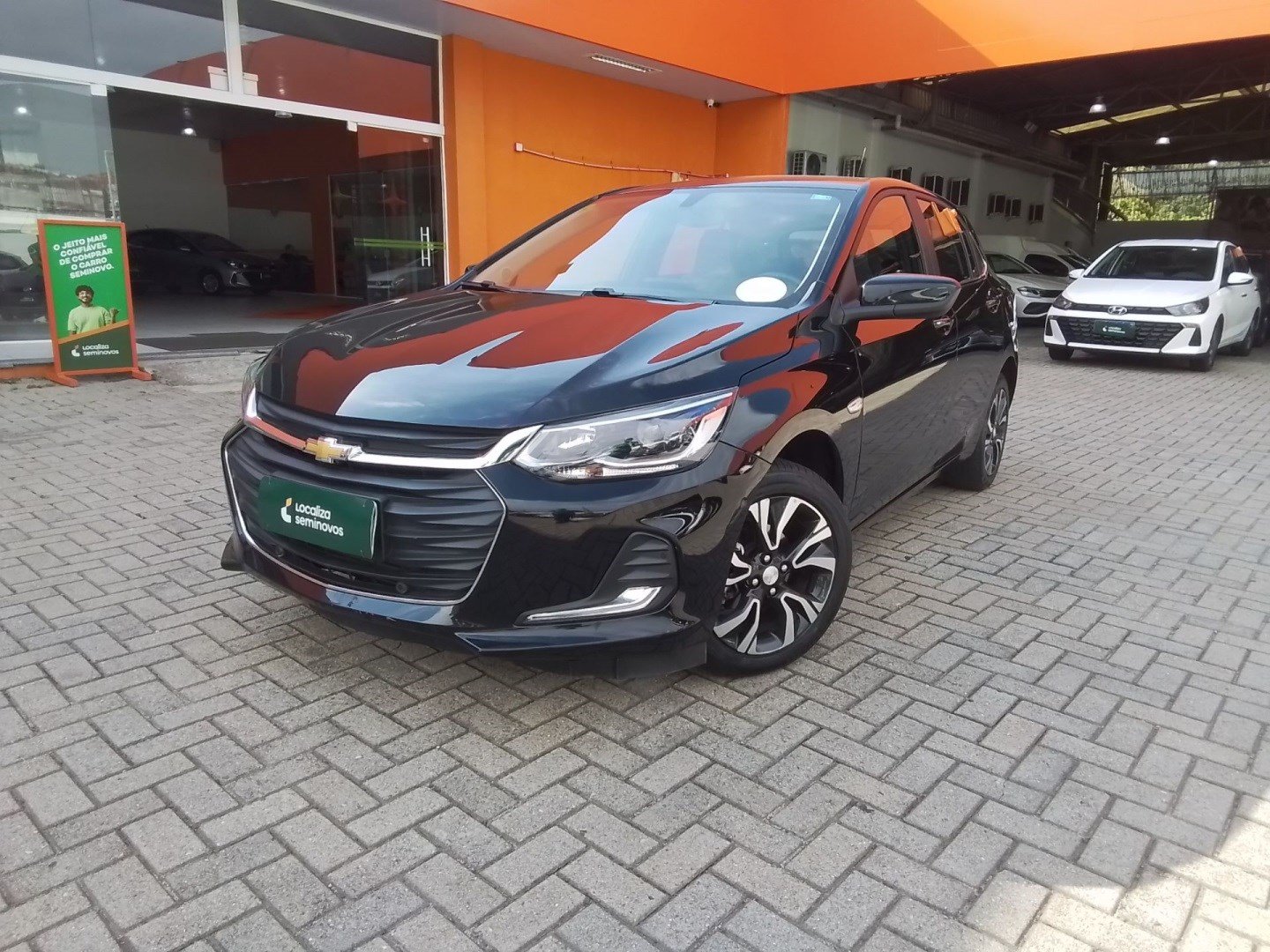 Chevrolet Onix HATCH PREM. 1.0 12V TB Flex 5p Aut. na cor Preto em Joinville / SC - 976725