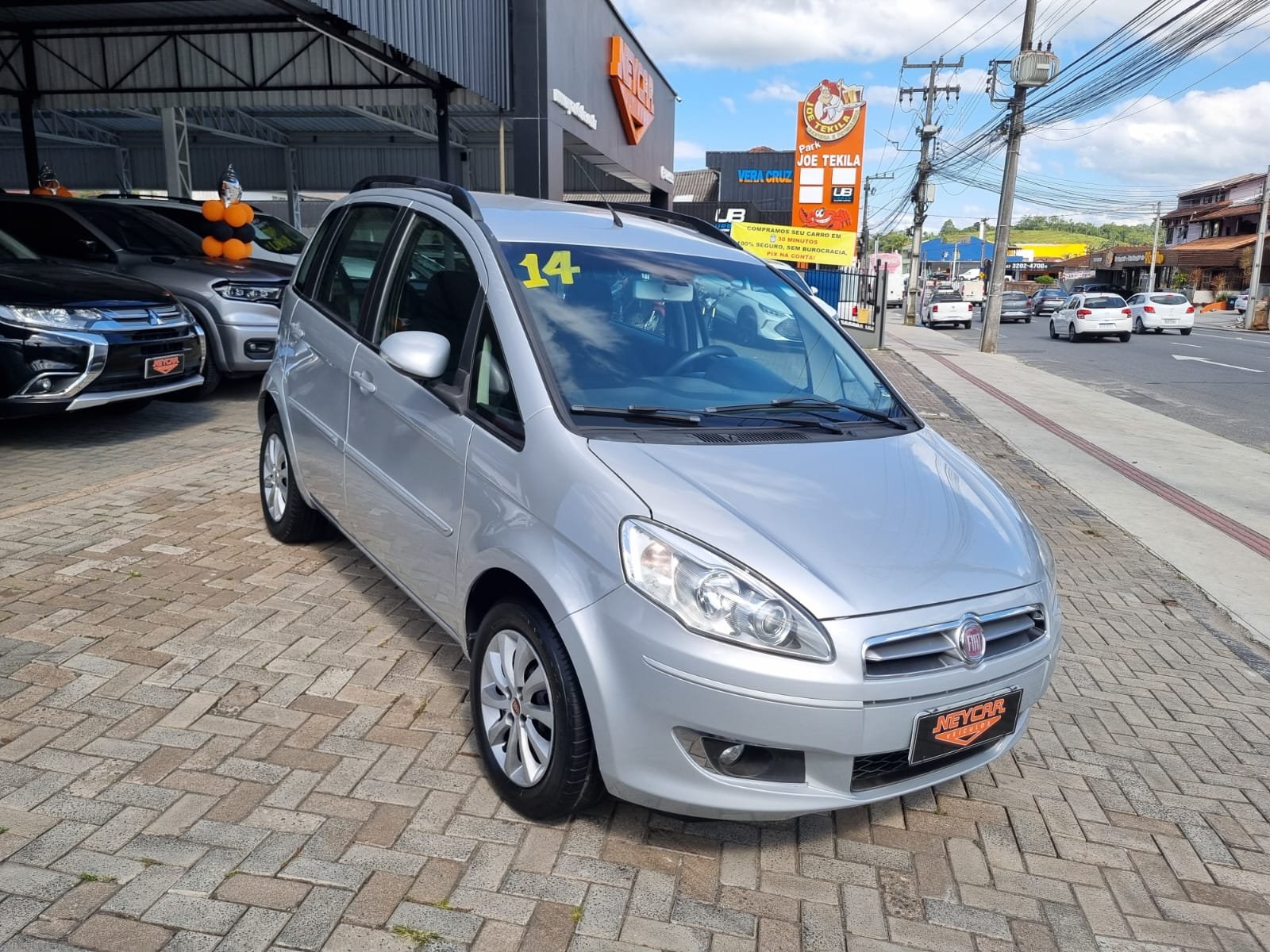 Fiat Idea ATTRACTIVE 1.4 Fire Flex 8V 5p na cor Prata em Joinville / SC - 976941