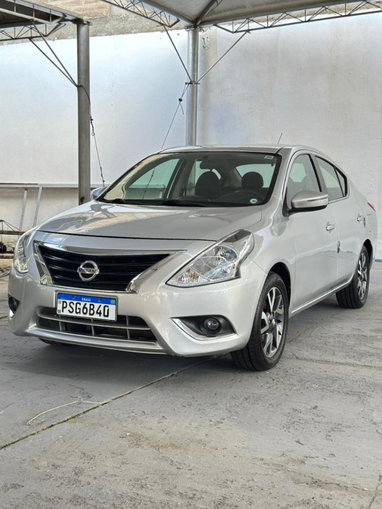 Nissan VERSA UNIQUE 1.6 16V Flex 4p Mec. na cor Prata no Porto Alegre / RS - 978098