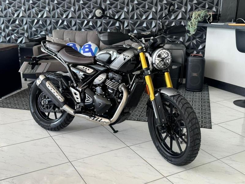 TRIUMPH SCRAMBLER 1200 X  na cor Preto em São José / SC - 978296