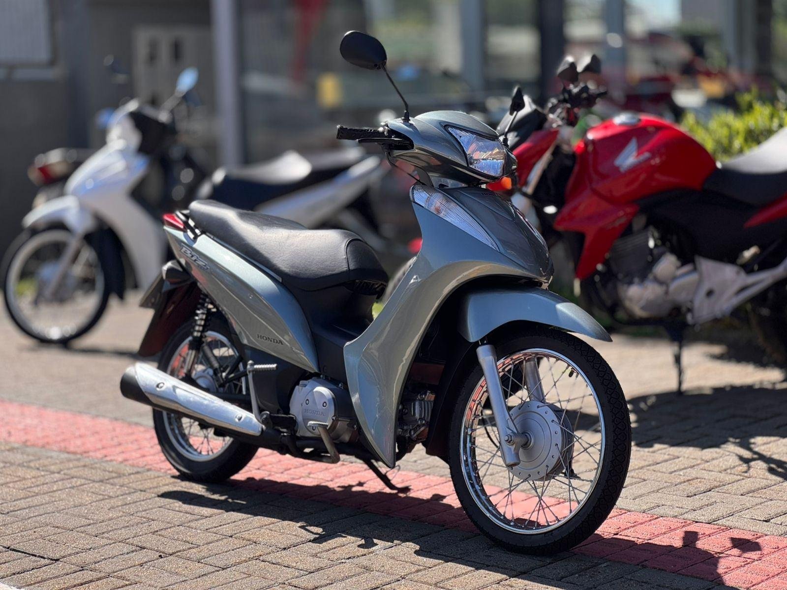 Honda BIZ 125 ES/ 125 ES FLEX  na cor Prata em Xanxerê / SC - 978593