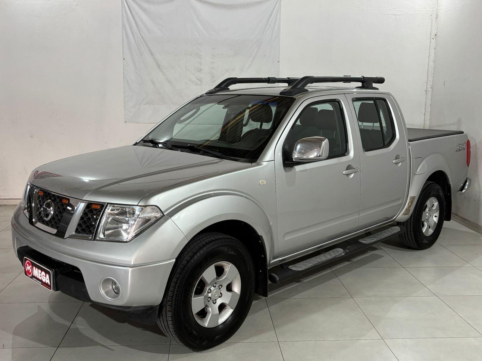 Nissan Frontier LE CD 4x4 2.5 TB Diesel Mec. na cor Prata em Guaramirim / SC - 978845