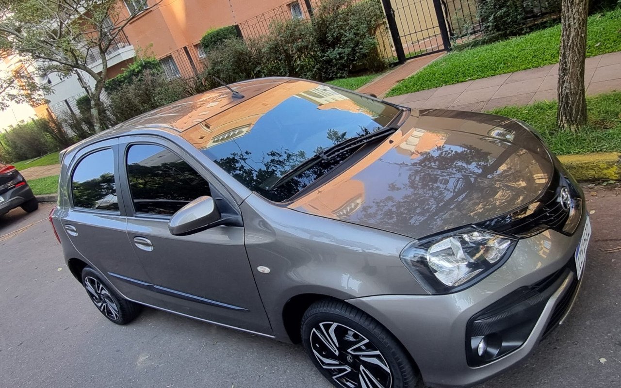 Toyota Etios X 1.3 Flex 16V 5p Aut. na cor Cinza no Porto Alegre / RS - 979363