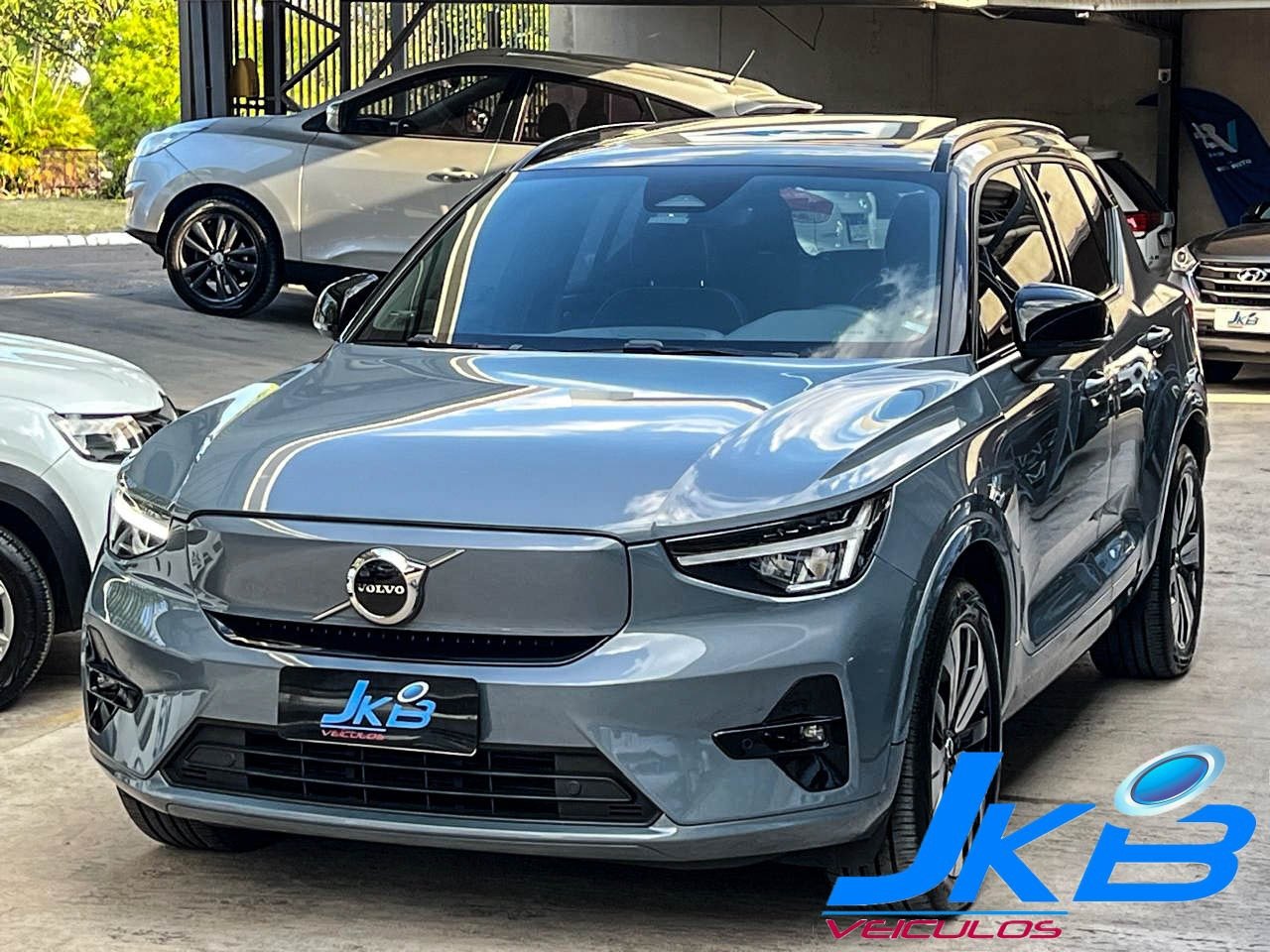 Volvo XC40 Recharge Plus (Elétrico) na cor Cinza no Novo Hamburgo / RS - 981402