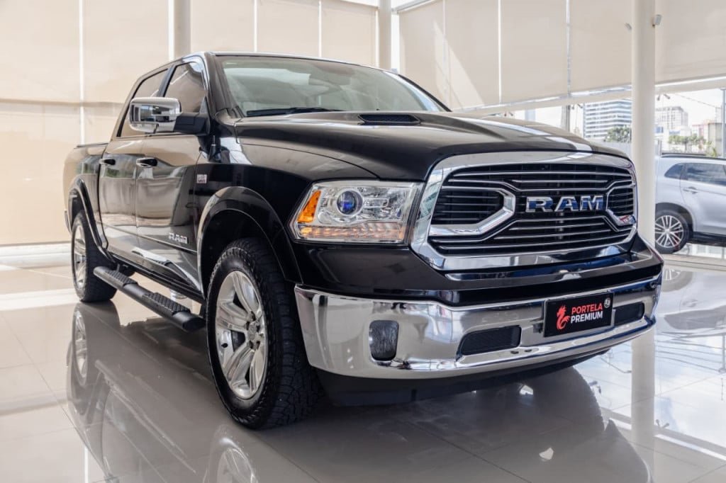 RAM Classic LARAMIE 5.7 CD V8 4X4 Aut. na cor Preto em Curitiba / PR - 981689