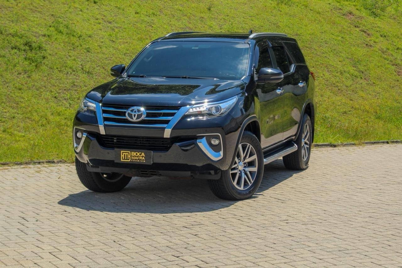 Toyota Hilux SW4 4x4 2.8 Diesel na cor Preto em Brusque / SC - 985413