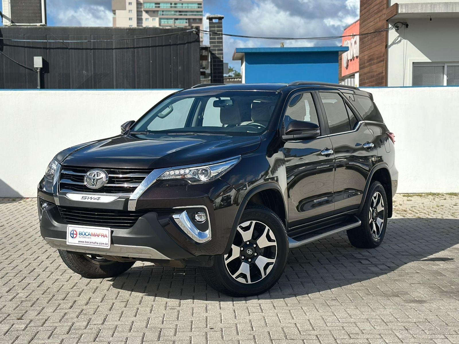 Toyota Hilux SW4 SRX Diamo. 4x4 2.8 TB Die Aut. na cor Marrom em Brusque / SC - 985645