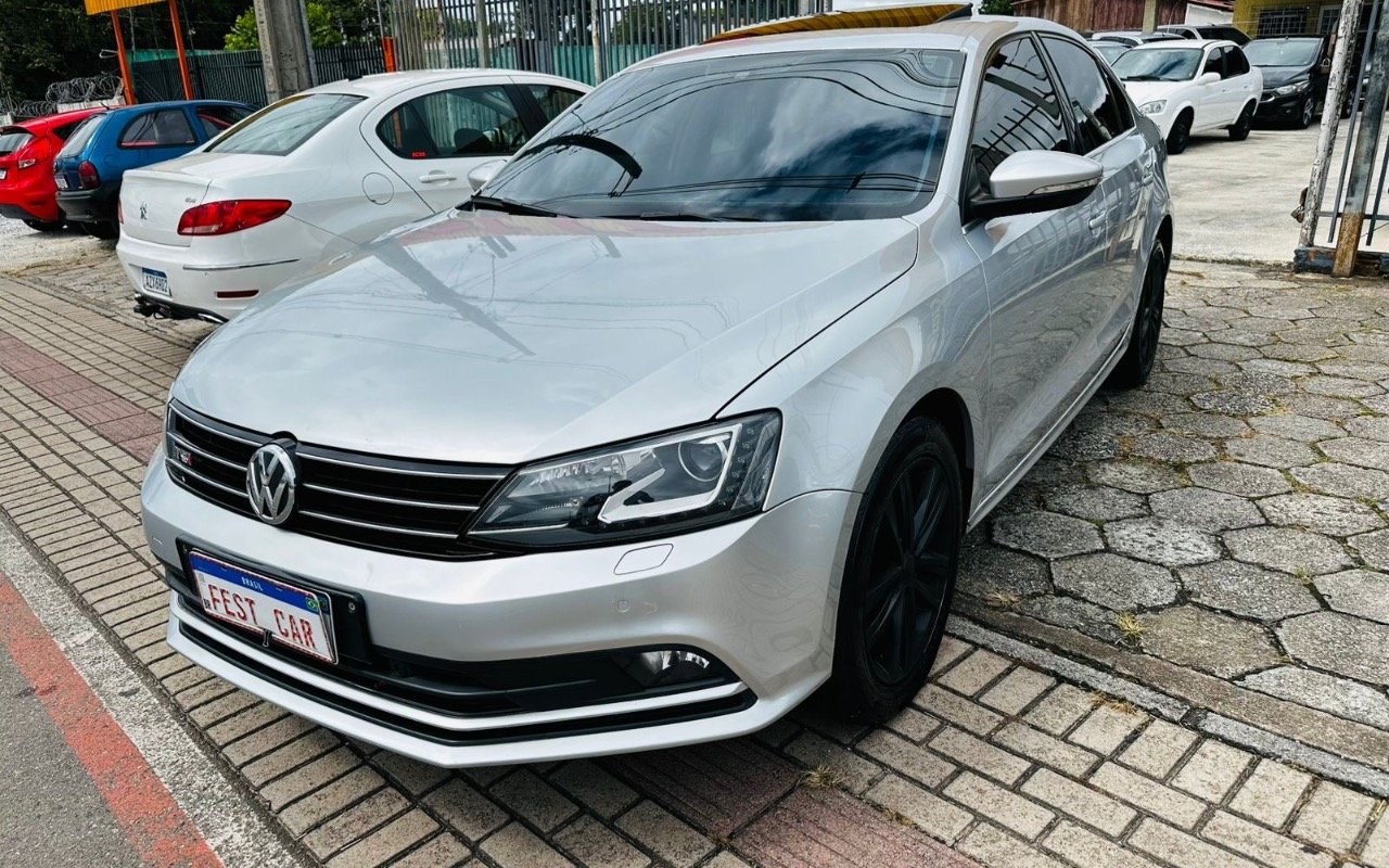 Volkswagen Jetta Highline 2.0 TSI 16V 4p Tiptronic na cor Prata em Pinhais / PR - 989645