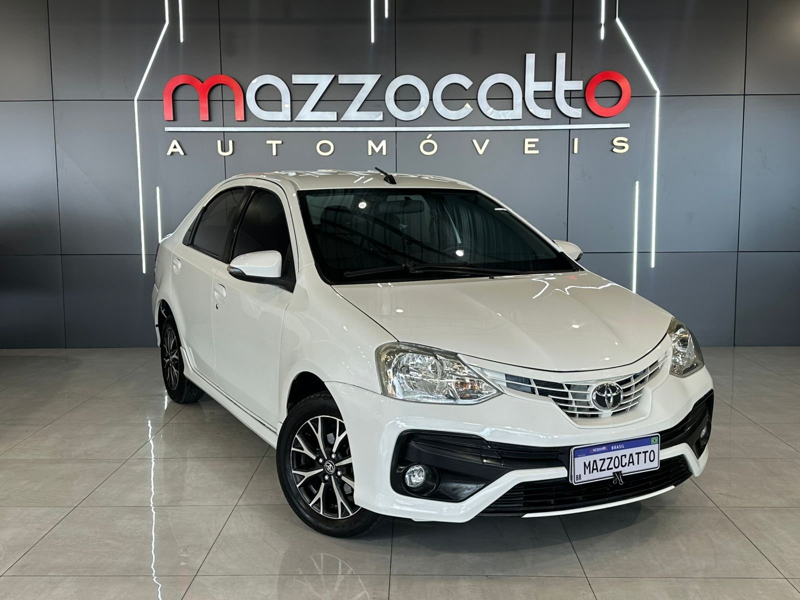 Toyota Etios PLATINUM Sed. 1.5 Flex 16V 4p Mec. na cor Branco em Joinville / SC - 990044