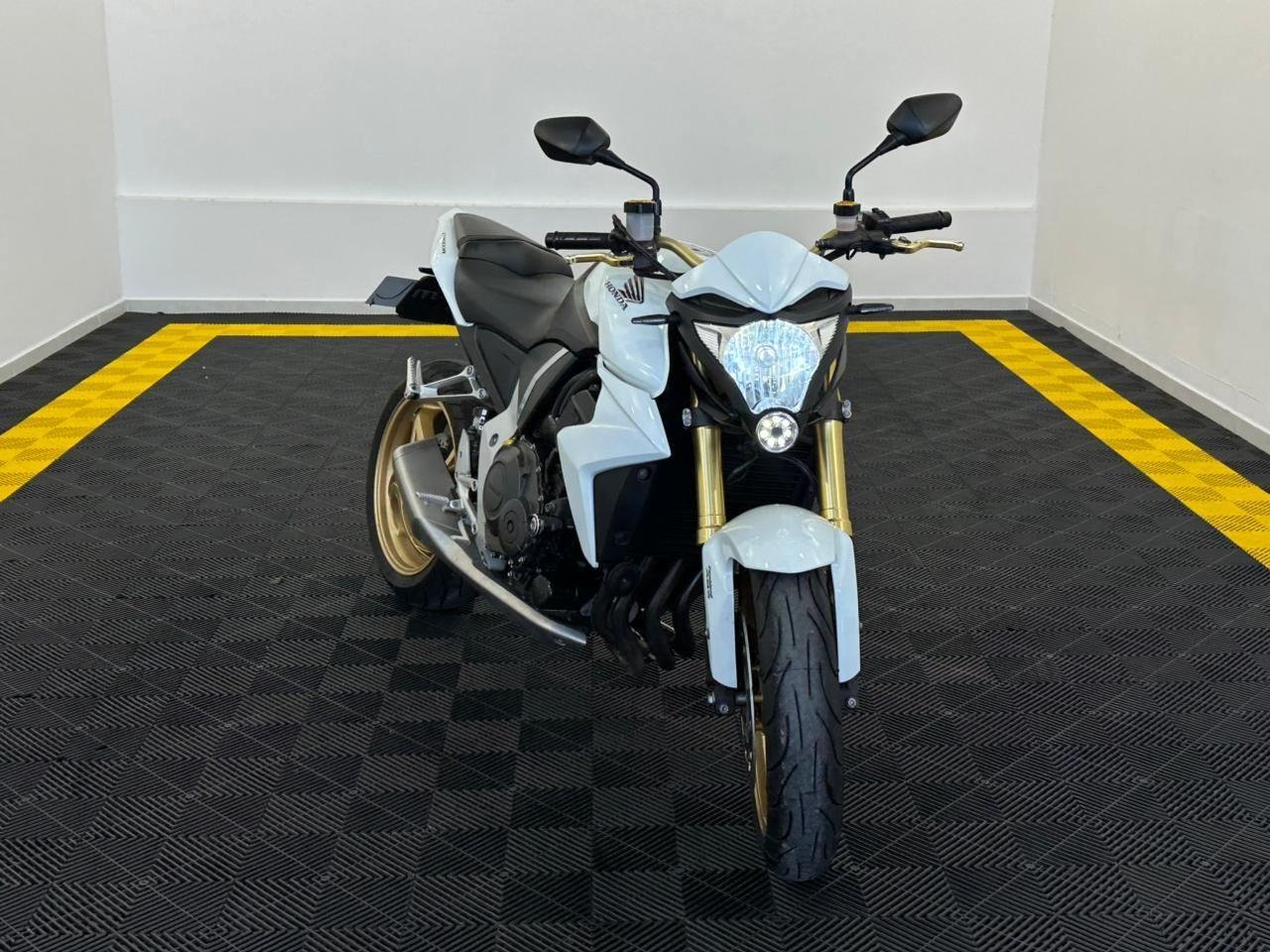 Honda CB 1000R/ABS  na cor Branco em Blumenau / SC - 990645