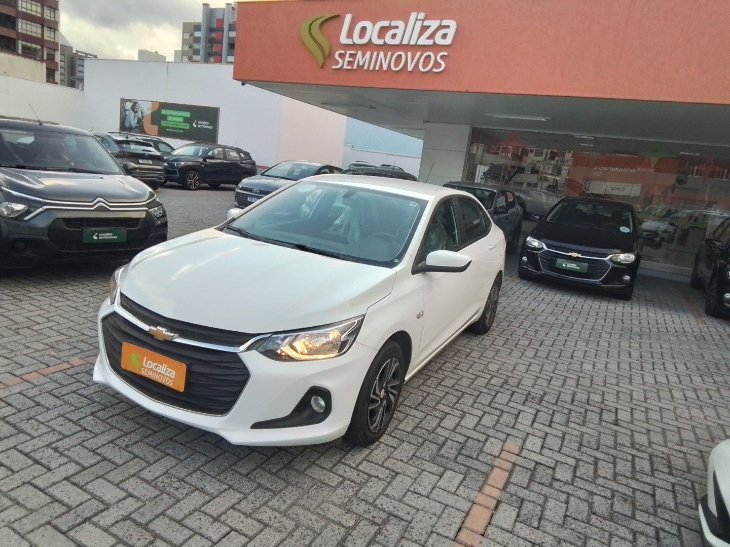 Chevrolet Onix HATCH LT 1.0 12V Flex 5p Mec. na cor Branco em Joinville / SC - 991667