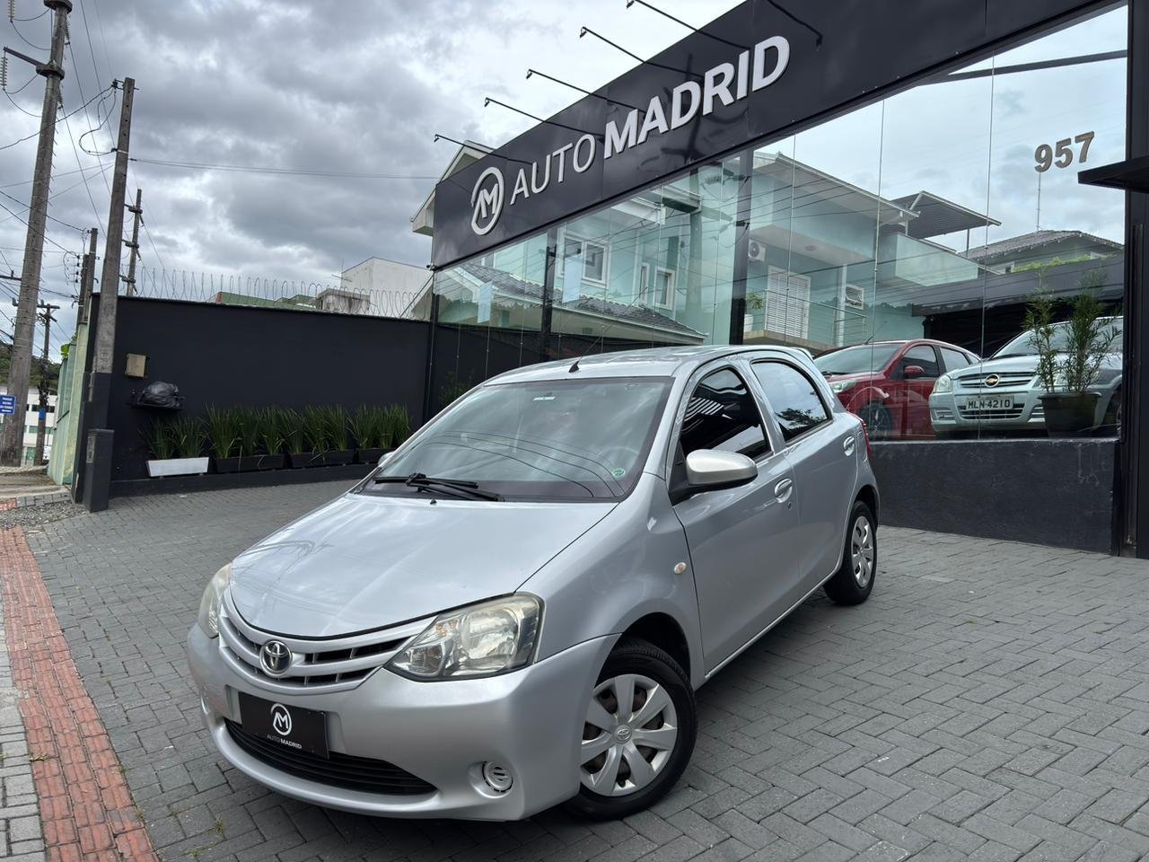 Toyota Etios X 1.3 Flex 16V 5p Mec. na cor Prata em Joinville / SC - 993689