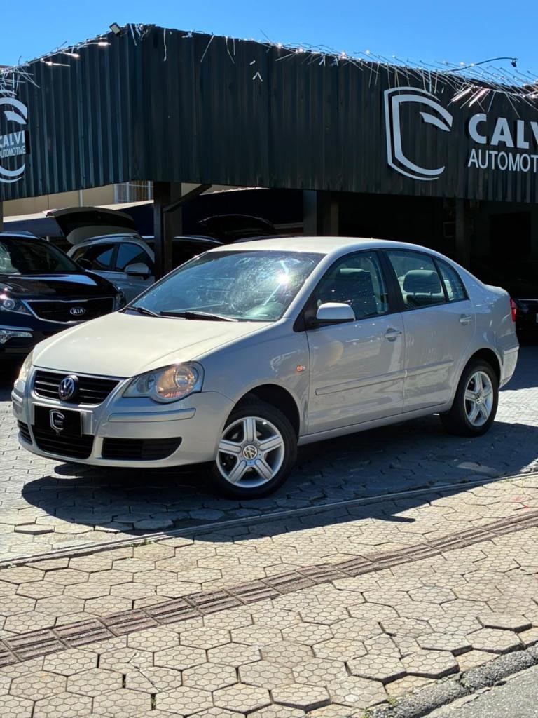 Volkswagen Polo Sedan 1.6 Mi 101cv 8V 4p na cor Prata em Joinville / SC - 994611