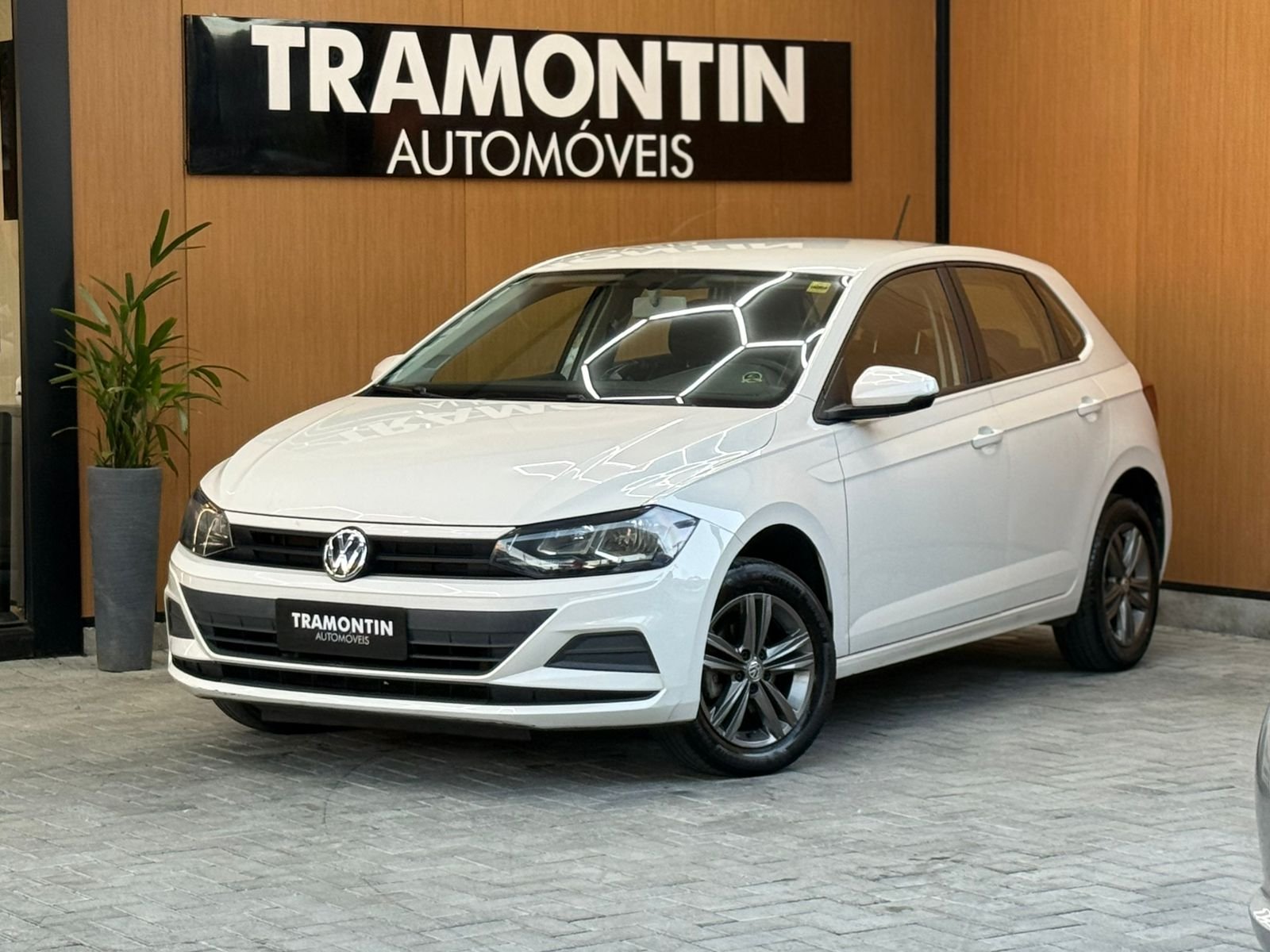 Volkswagen Polo 1.0 Flex 12V 5p na cor Branco em São José / SC - 998618