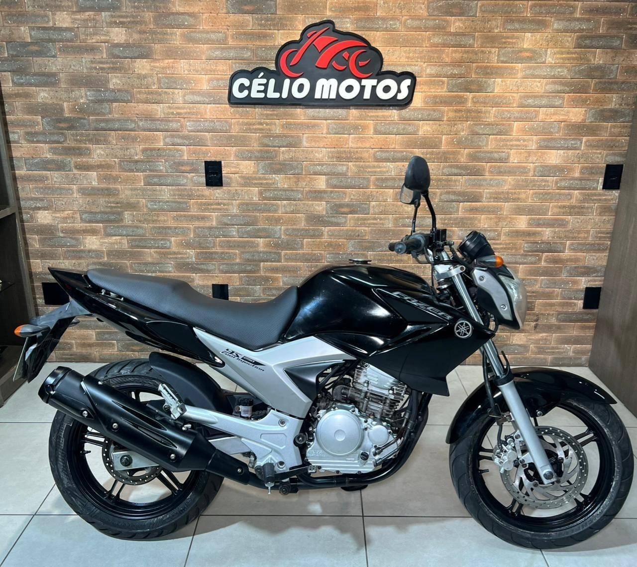 YAMAHA YS 250 FAZER/ FAZER L. EDITION /BLUEFLEX  na cor Preto em Palhoça / SC - 998648