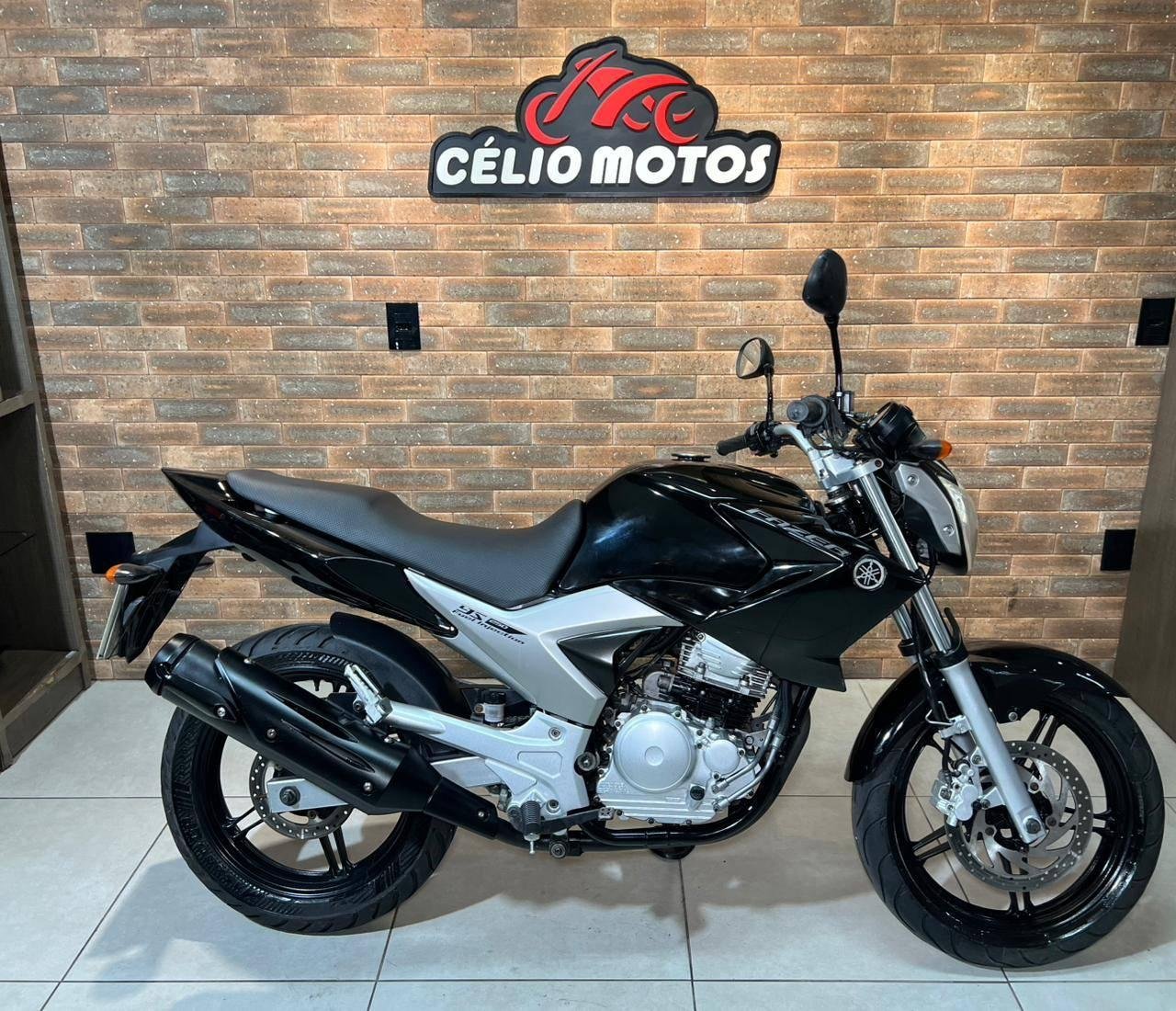 YAMAHA YS 250 FAZER/ FAZER L. EDITION /BLUEFLEX  na cor Preto em Palhoça / SC - 998648