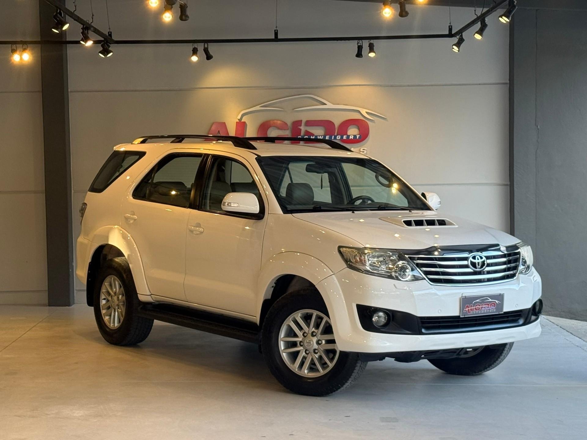 Toyota Hilux SW4 SRV D4-D 4x4 3.0 TDI Dies. Aut na cor Branco em Blumenau / SC - 999433